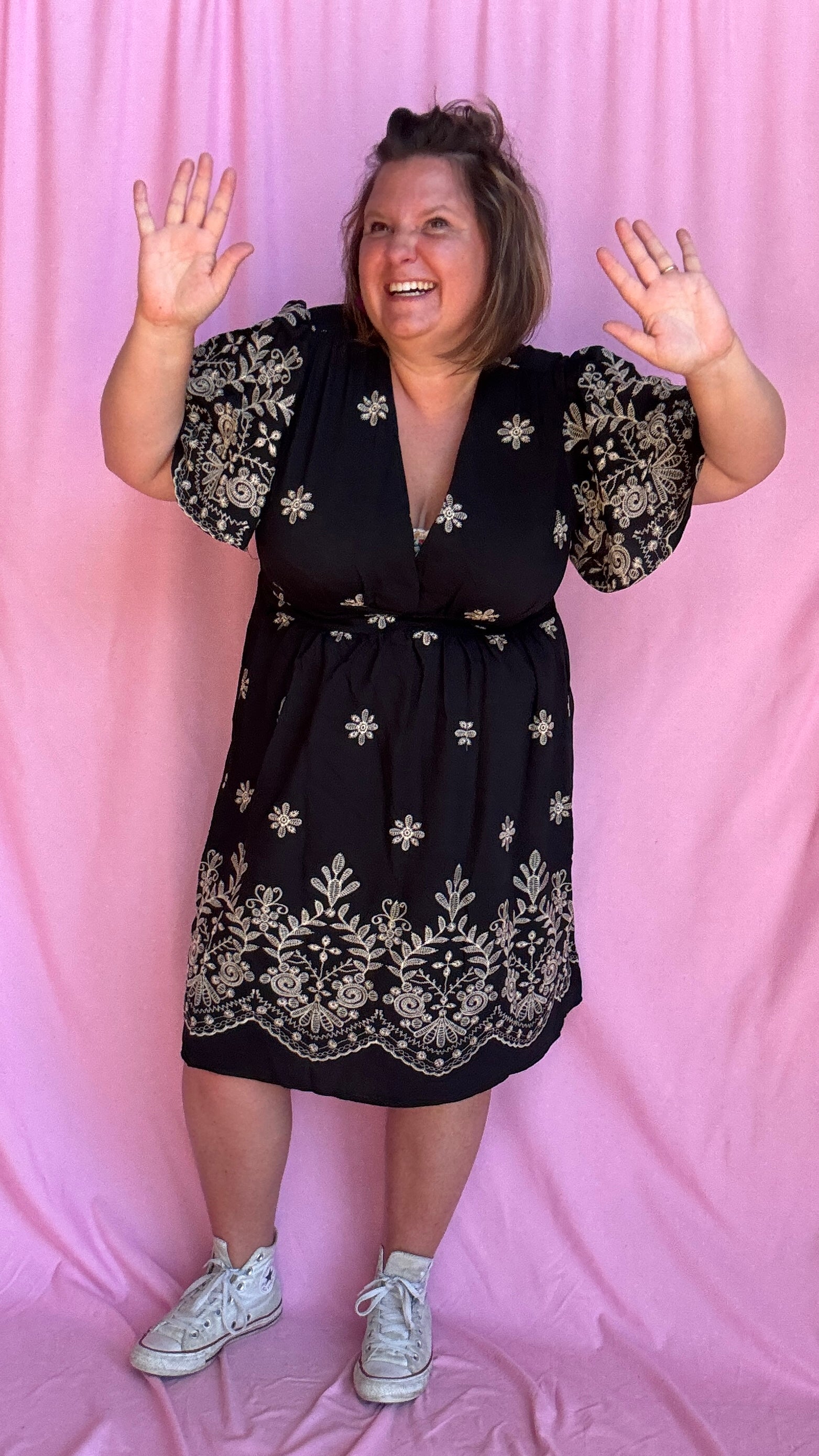 Craquez pour cette robe grande taille à manches courtes, aussi élégante que confortable, pensée pour sublimer toutes les morphologies avec style. Son motif brodé beige délicat contraste à merveille avec le fond noir, pour un rendu raffiné et moderne.