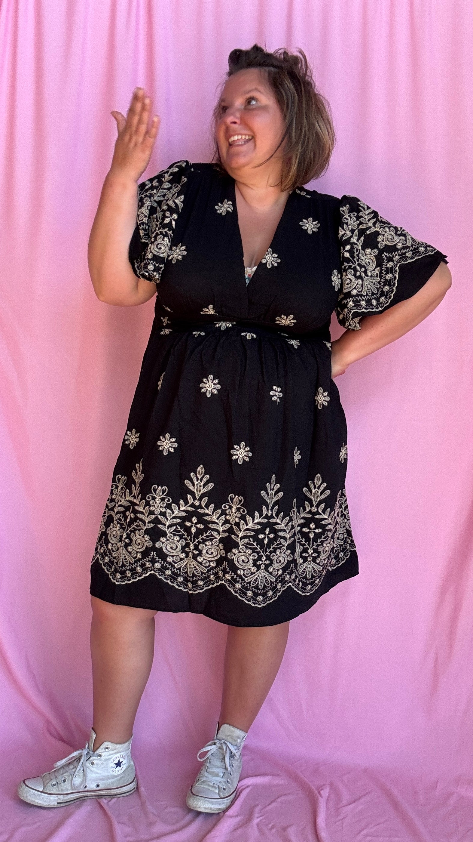 Craquez pour cette robe grande taille à manches courtes, aussi élégante que confortable, pensée pour sublimer toutes les morphologies avec style. Son motif brodé beige délicat contraste à merveille avec le fond noir, pour un rendu raffiné et moderne.