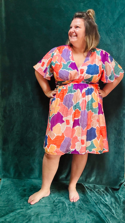 Avec cette robe courte grande taille à motifs colorés, alliez confort et style créatif pour toutes les occasions. Sa coupe flatteuse et ses motifs éclatants en font un indispensable de votre garde-robe, parfait pour exprimer votre créativité et votre joie de vivre.