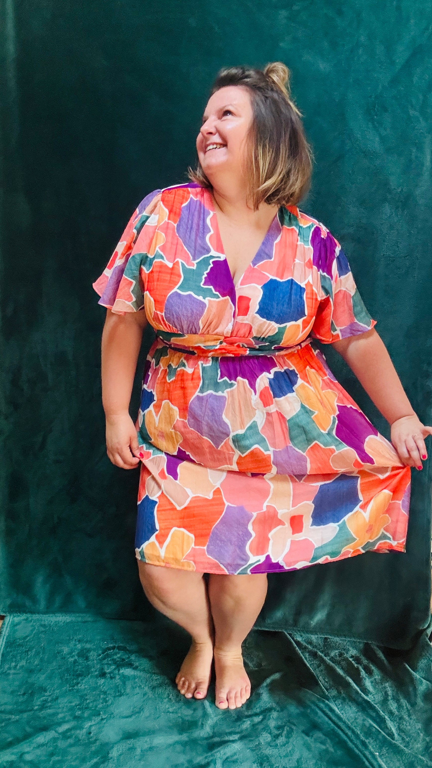 Avec cette robe courte grande taille à motifs colorés, alliez confort et style créatif pour toutes les occasions. Sa coupe flatteuse et ses motifs éclatants en font un indispensable de votre garde-robe, parfait pour exprimer votre créativité et votre joie de vivre.