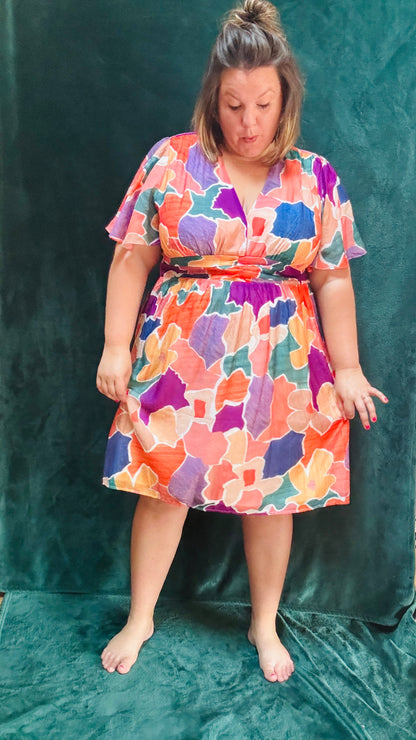 Avec cette robe courte grande taille à motifs colorés, alliez confort et style créatif pour toutes les occasions. Sa coupe flatteuse et ses motifs éclatants en font un indispensable de votre garde-robe, parfait pour exprimer votre créativité et votre joie de vivre.