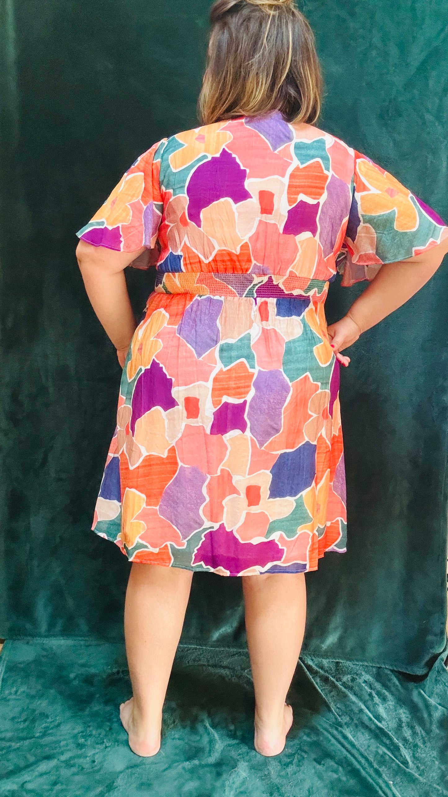 Avec cette robe courte grande taille à motifs colorés, alliez confort et style créatif pour toutes les occasions. Sa coupe flatteuse et ses motifs éclatants en font un indispensable de votre garde-robe, parfait pour exprimer votre créativité et votre joie de vivre.