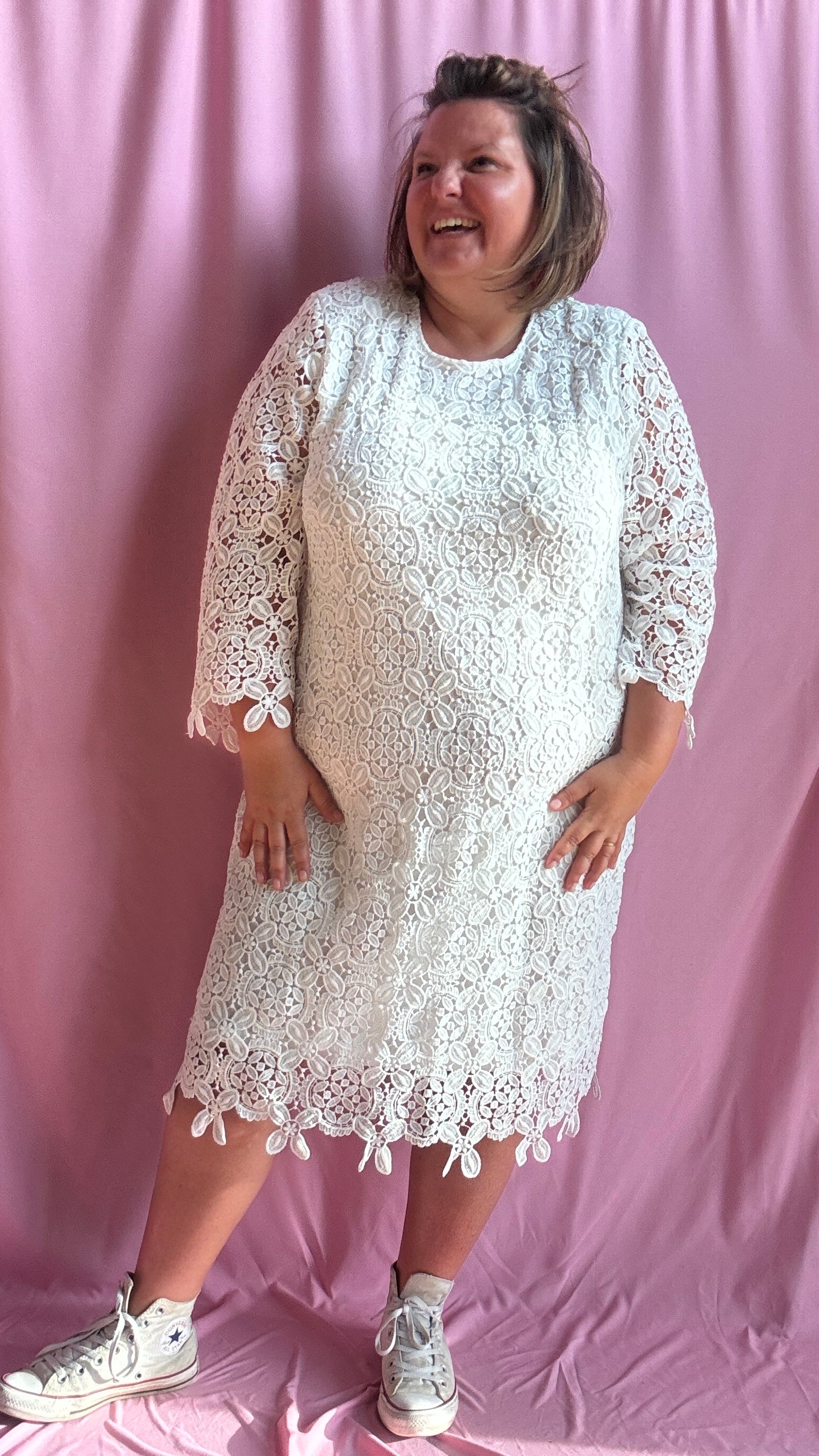 Succombez au charme de cette robe blanche grande taille à la coupe droite délicatement ornée de broderies florales ton sur ton.