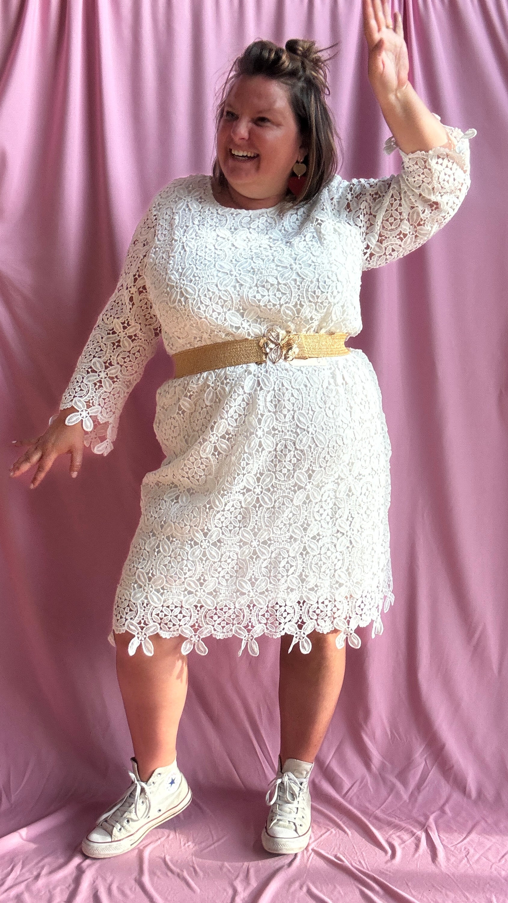 Succombez au charme de cette robe blanche grande taille à la coupe droite délicatement ornée de broderies florales ton sur ton.
