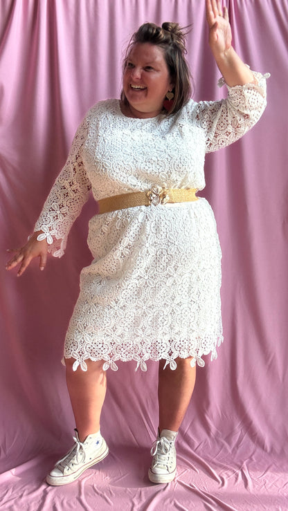 Succombez au charme de cette robe blanche grande taille à la coupe droite délicatement ornée de broderies florales ton sur ton.