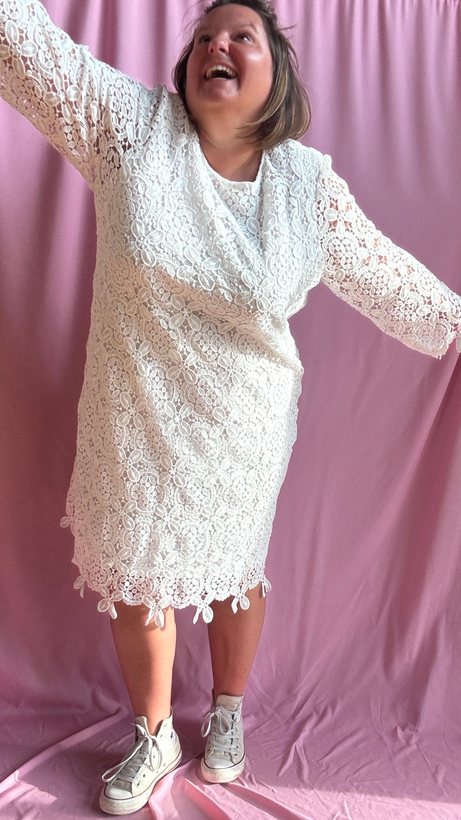 Succombez au charme de cette robe blanche grande taille à la coupe droite délicatement ornée de broderies florales ton sur ton.