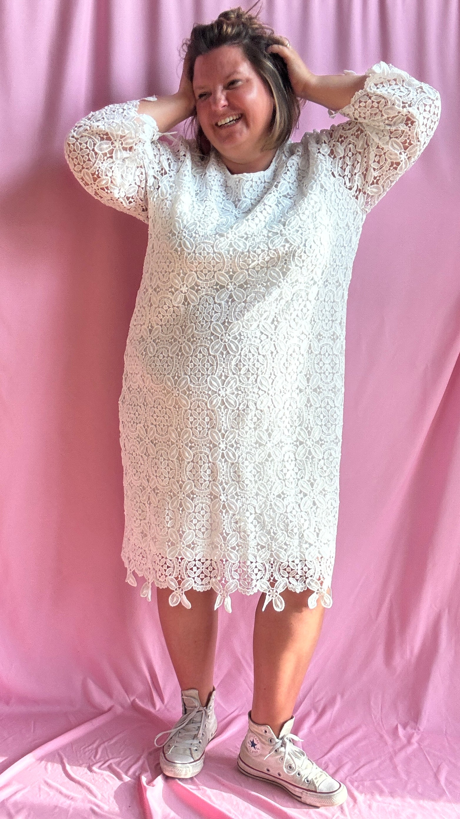 Succombez au charme de cette robe blanche grande taille à la coupe droite délicatement ornée de broderies florales ton sur ton.