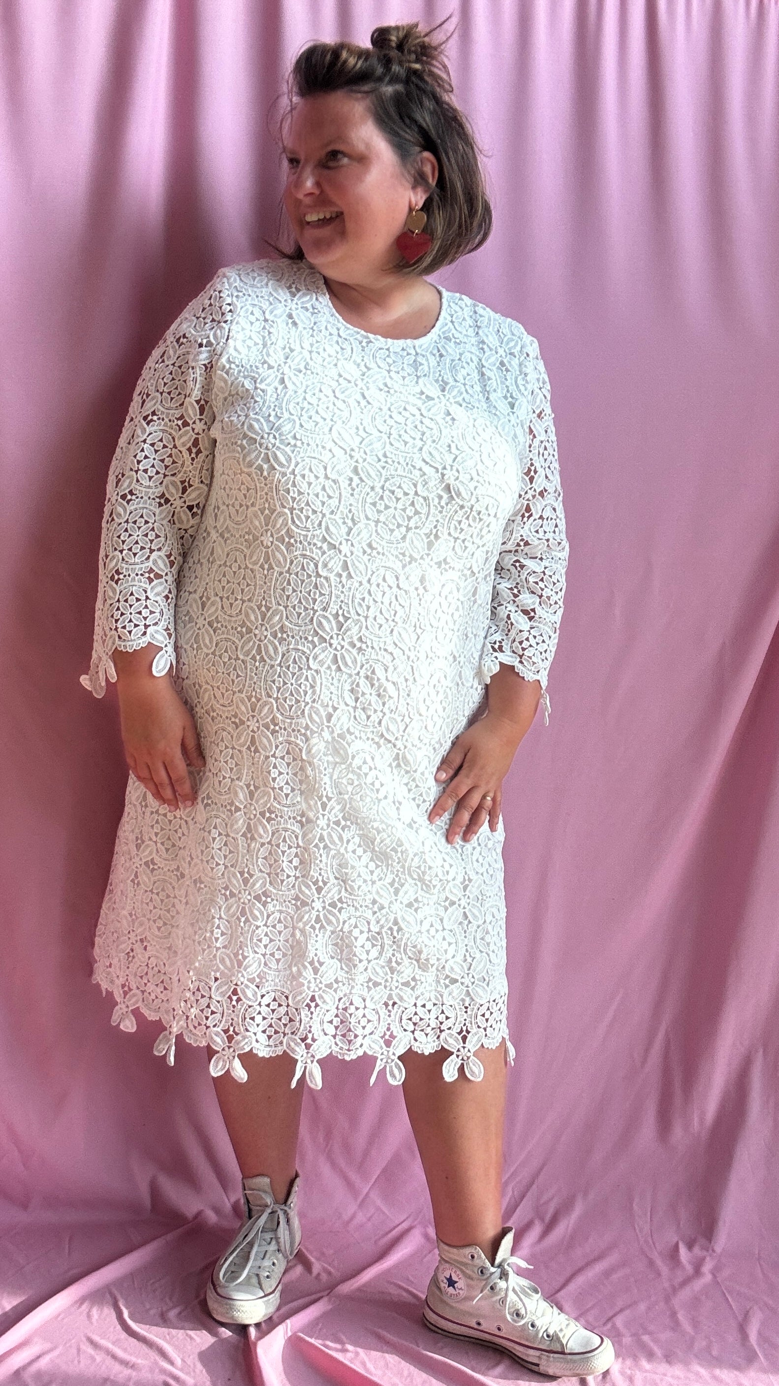 Succombez au charme de cette robe blanche grande taille à la coupe droite délicatement ornée de broderies florales ton sur ton.