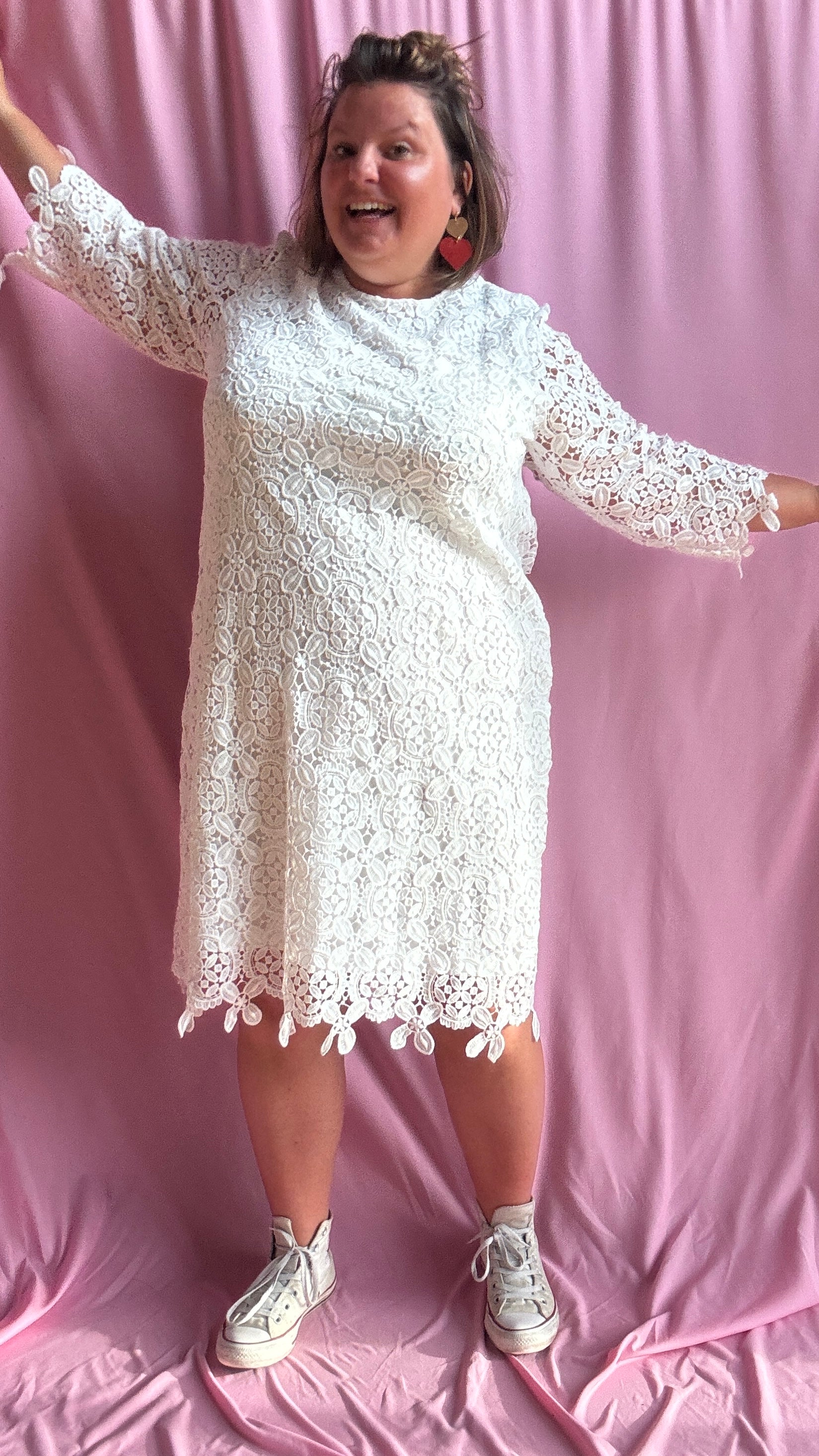 Succombez au charme de cette robe blanche grande taille à la coupe droite délicatement ornée de broderies florales ton sur ton.