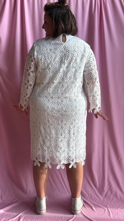 Succombez au charme de cette robe blanche grande taille à la coupe droite délicatement ornée de broderies florales ton sur ton.
