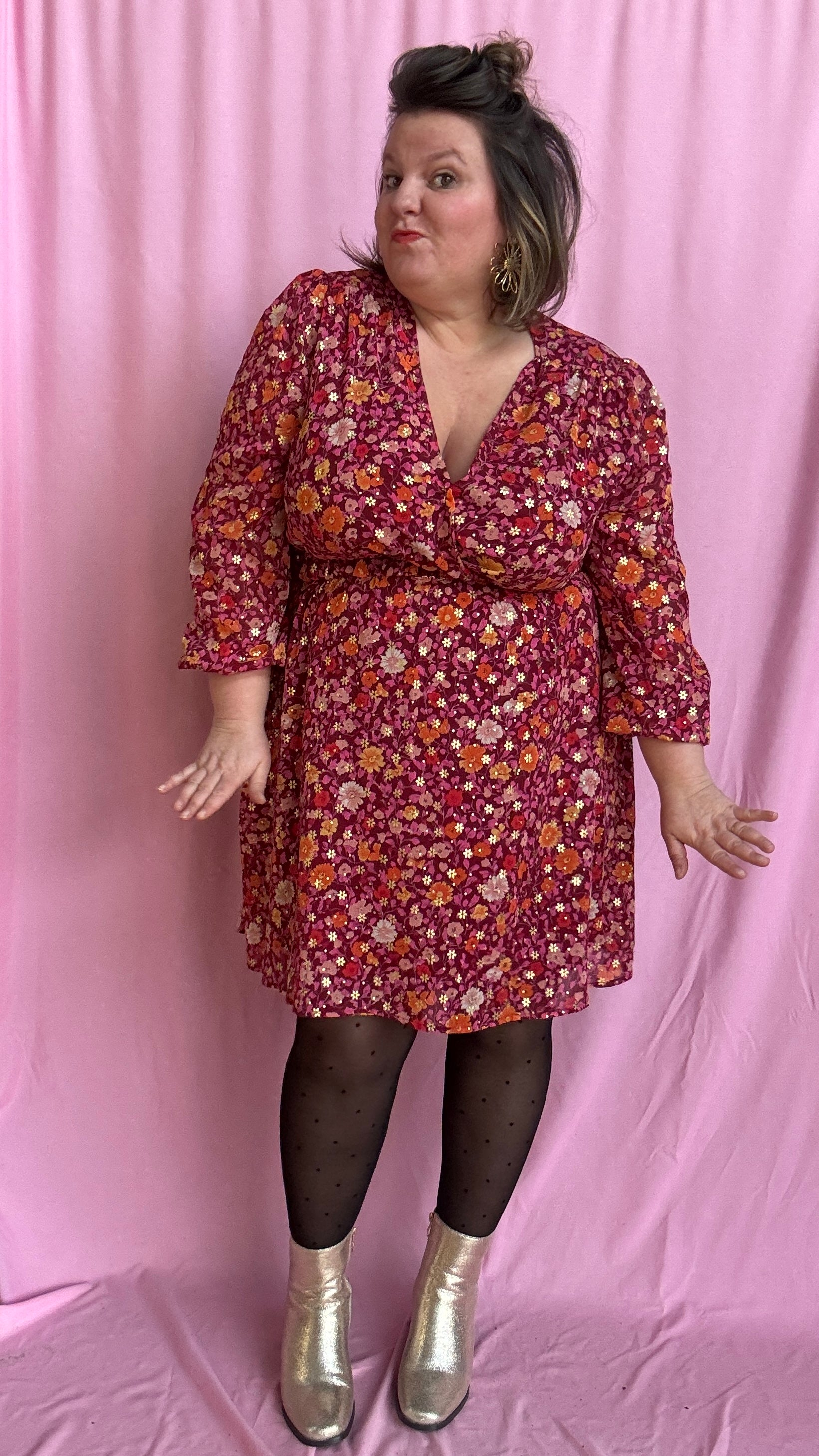 robe grande taille courte motif rose et fleuris et dorés lumineuse et confortable,