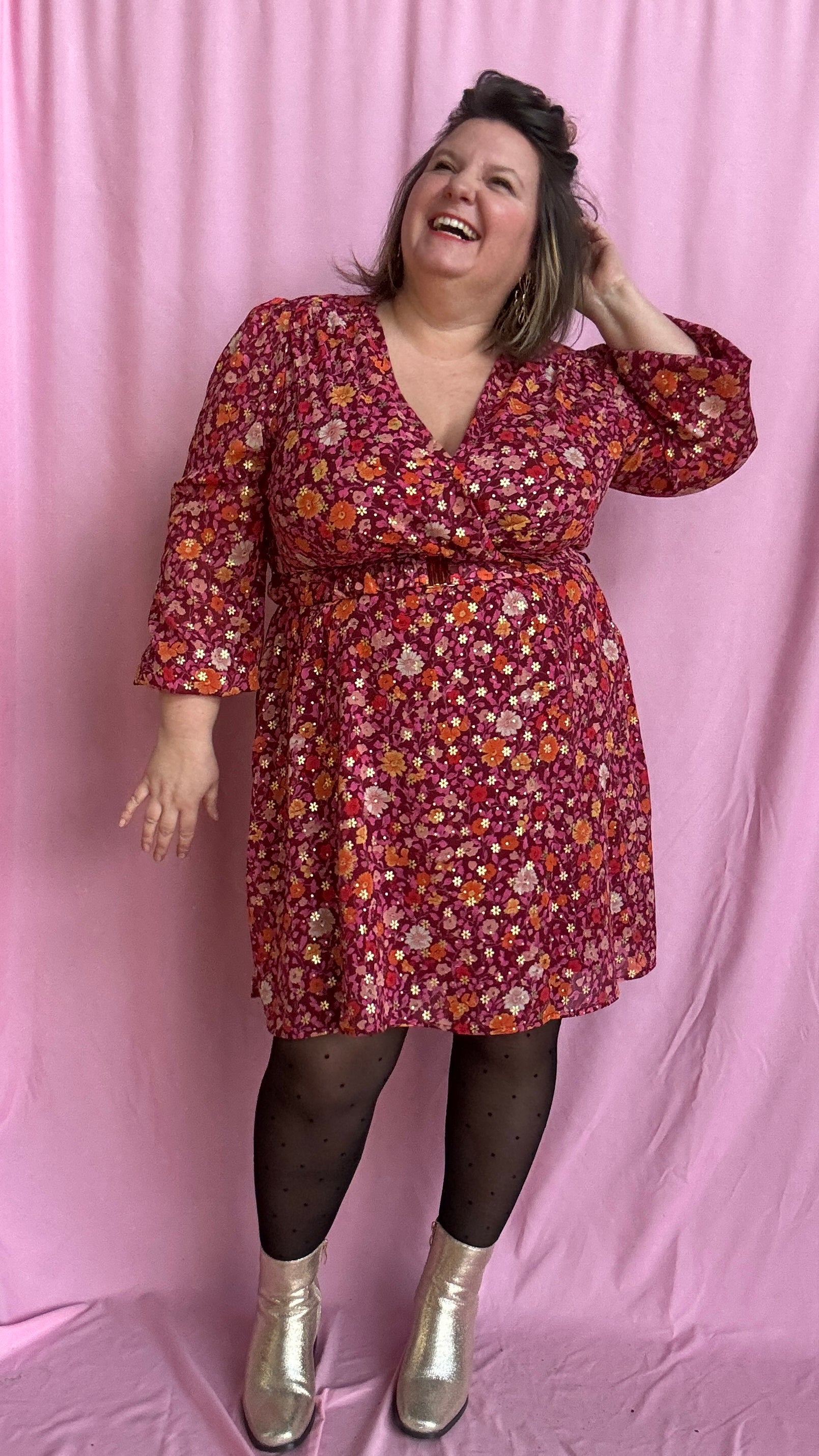robe grande taille courte motif rose et fleuris et dorés lumineuse et confortable,