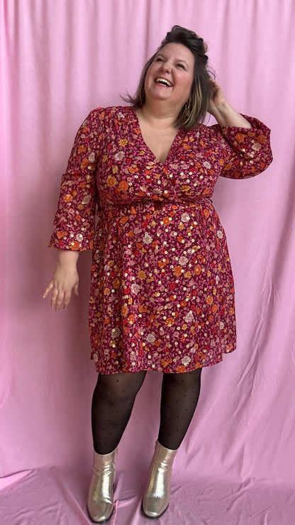 robe grande taille courte motif rose et fleuris et dorés lumineuse et confortable,