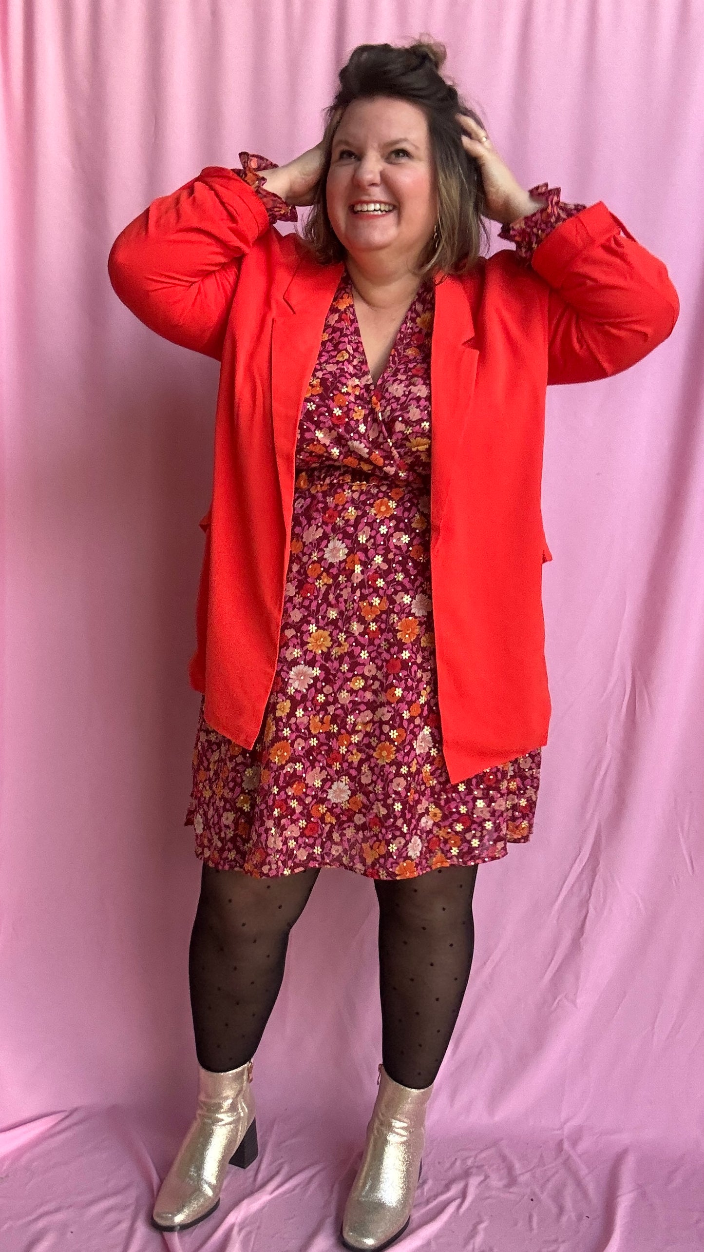 robe grande taille courte motif rose et fleuris et dorés lumineuse et confortable,