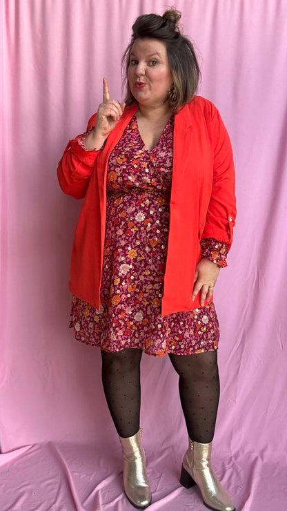 robe grande taille courte motif rose et fleuris et dorés lumineuse et confortable,