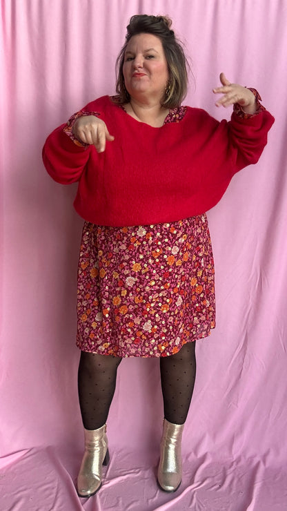 robe grande taille courte motif rose et fleuris et dorés lumineuse et confortable,