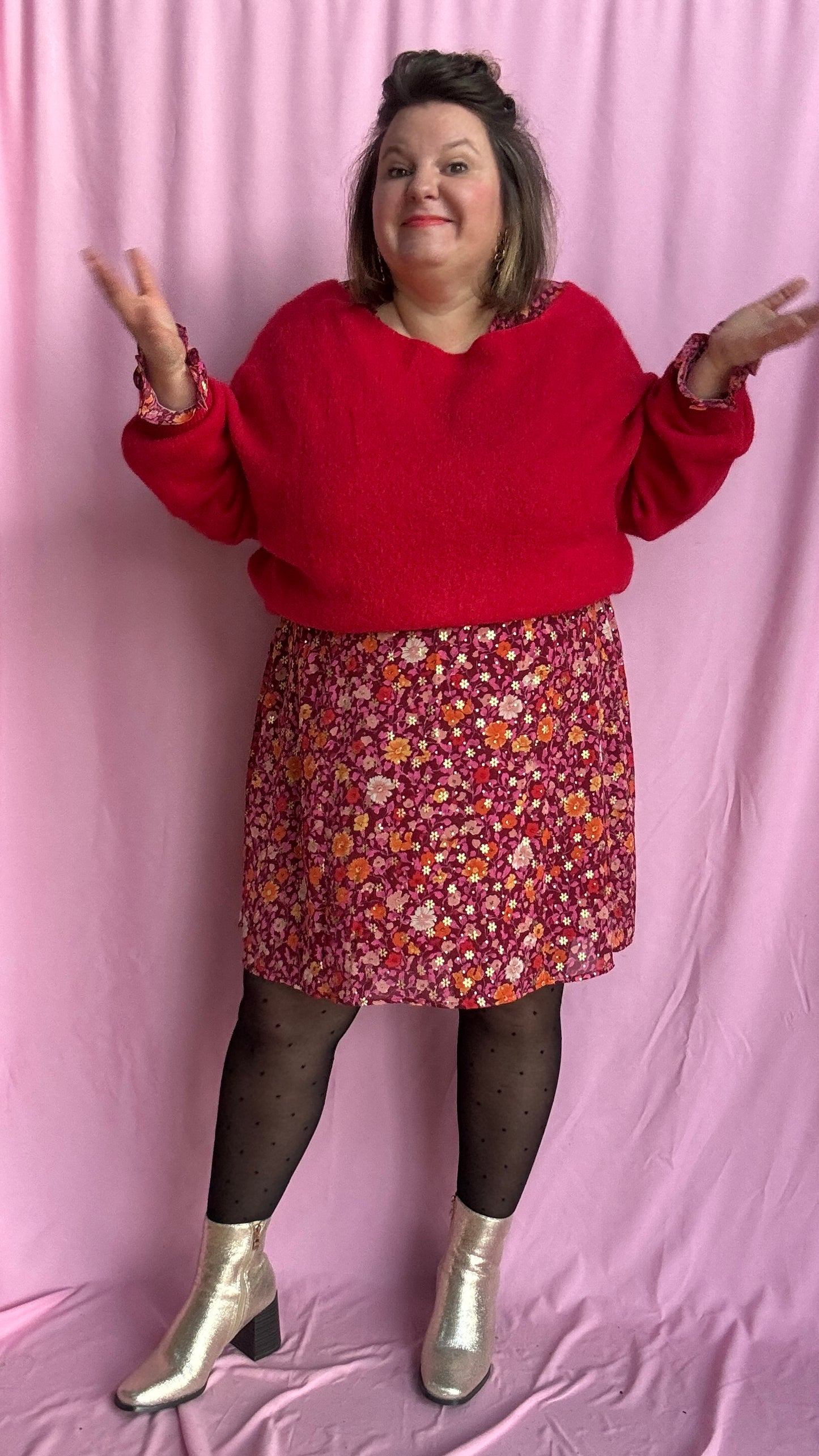 robe grande taille courte motif rose et fleuris et dorés lumineuse et confortable,