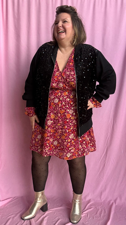 robe grande taille courte motif rose et fleuris et dorés lumineuse et confortable,