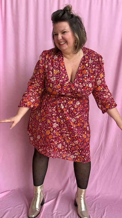 robe grande taille courte motif rose et fleuris et dorés lumineuse et confortable,