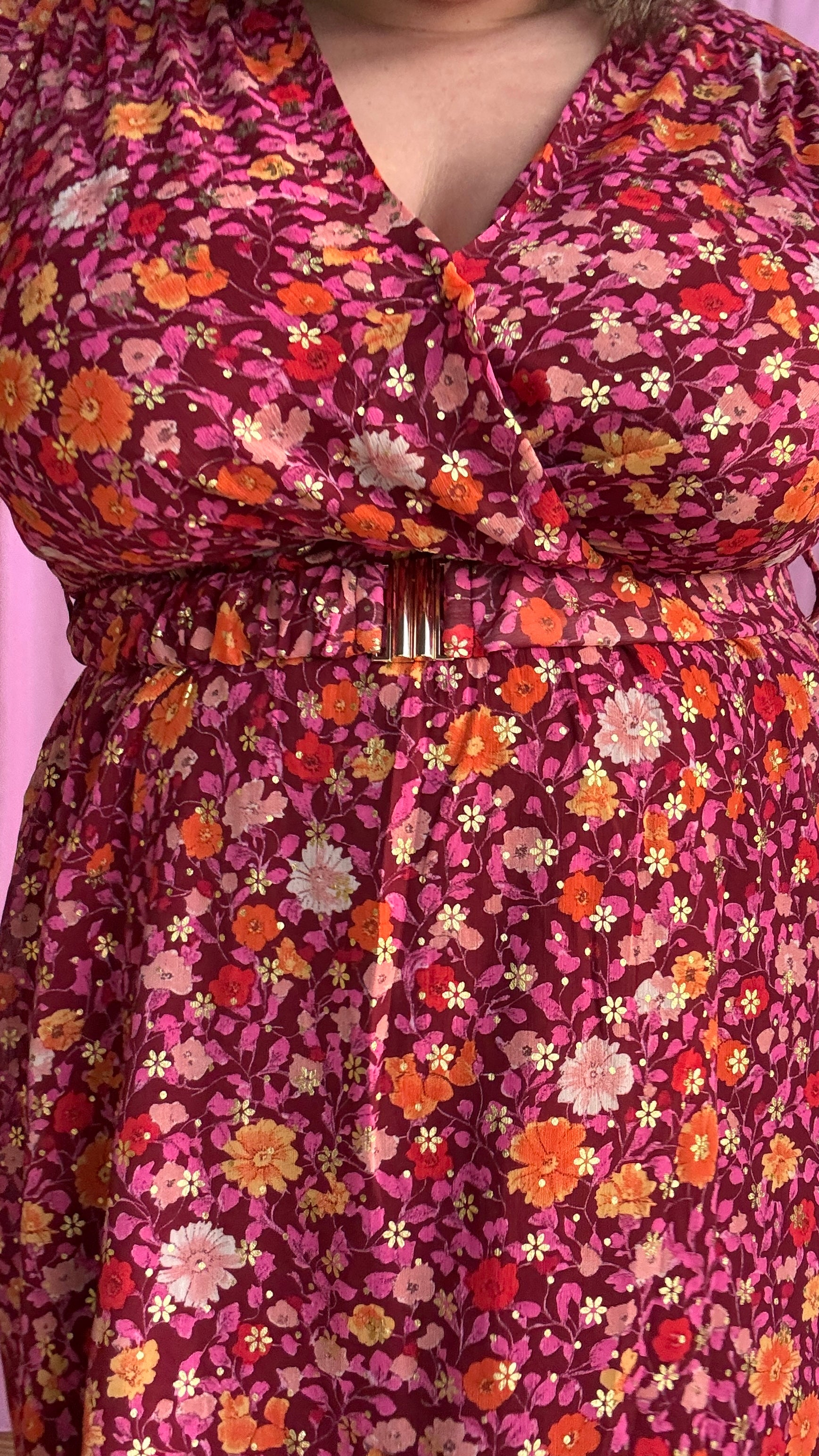 robe grande taille courte motif rose et fleuris et dorés lumineuse et confortable,