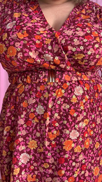 robe grande taille courte motif rose et fleuris et dorés lumineuse et confortable,