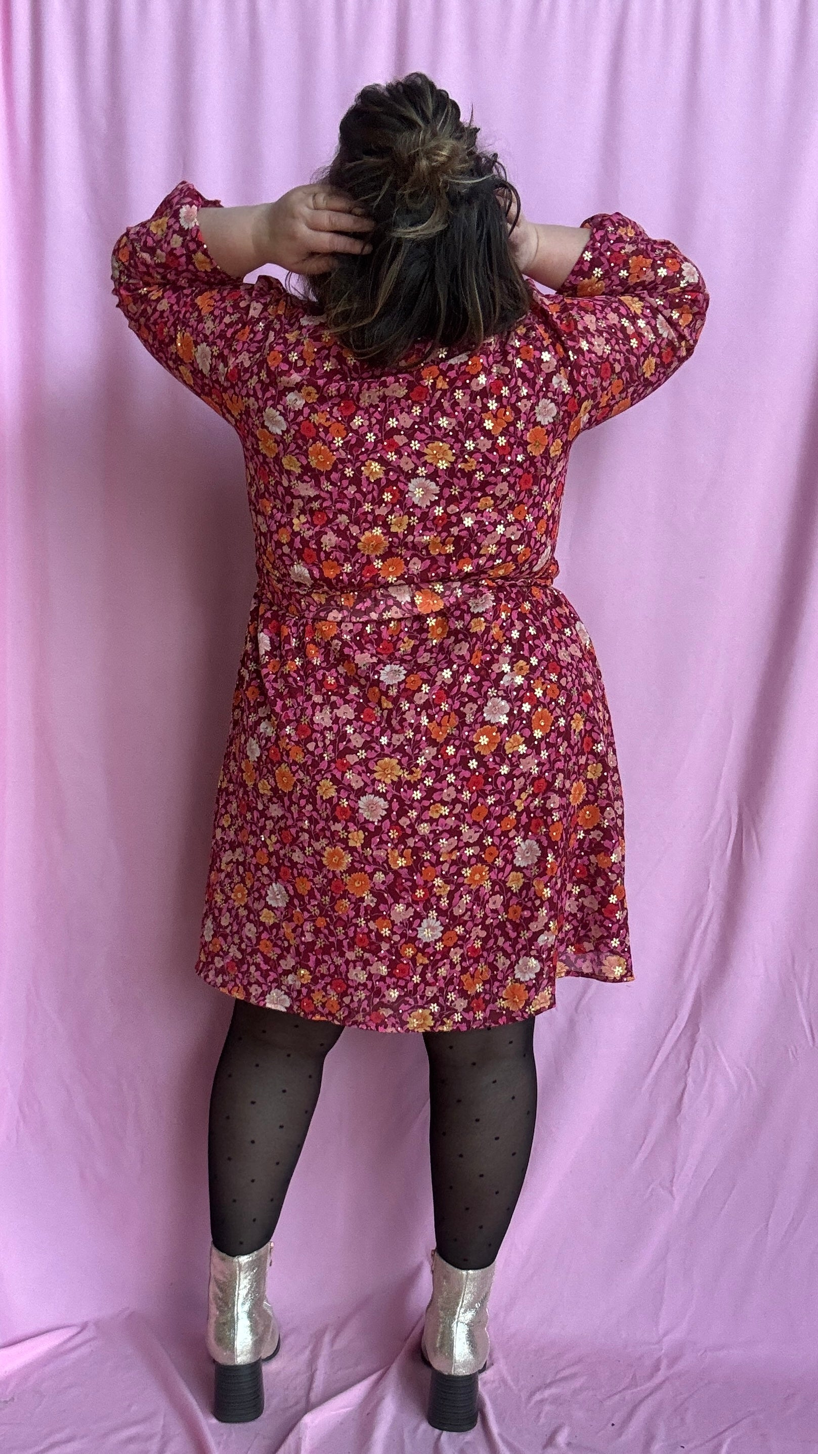 robe grande taille courte motif rose et fleuris et dorés lumineuse et confortable,