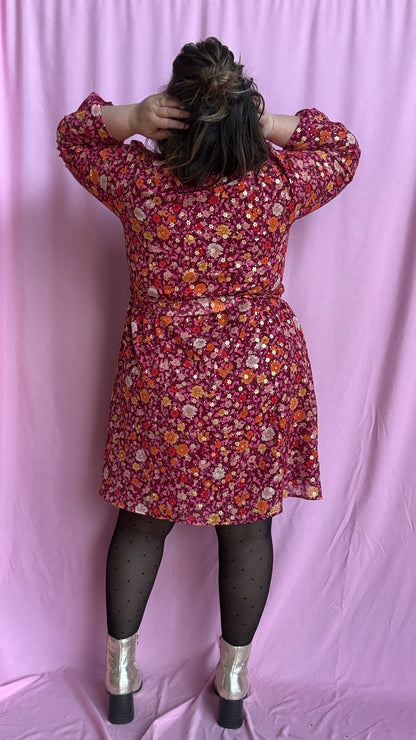 robe grande taille courte motif rose et fleuris et dorés lumineuse et confortable,