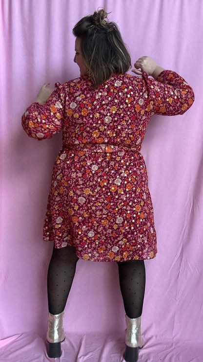 robe grande taille courte motif rose et fleuris et dorés lumineuse et confortable,