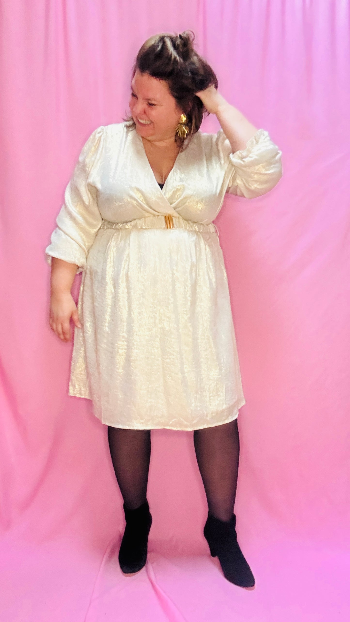 Cette robe courte grande taille dorée brillante est un choix parfait pour celles qui souhaitent briller lors de chaque événement. Son style glamour et chic, associé à sa coupe élégante, vous garantit un look impeccable pour toutes les occasions spéciales.