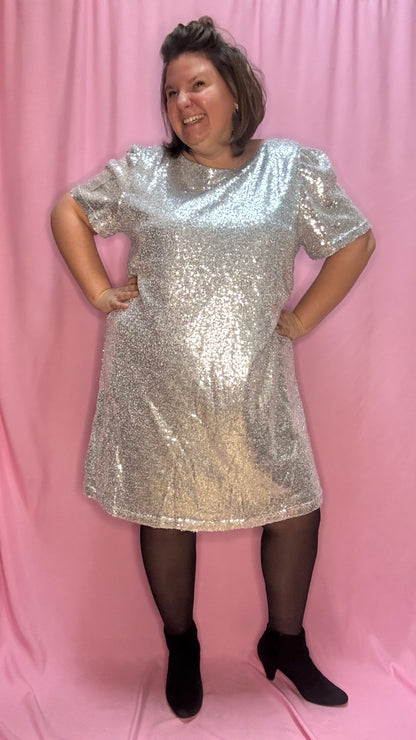 Cette robe grande taille à sequins argenté est une pièce essentielle pour celles qui souhaitent allier élégance , style et originalité . Que ce soit pour une soirée glamour ou un moment du quotidien, elle garantit une allure irrésistible à chaque instant !
