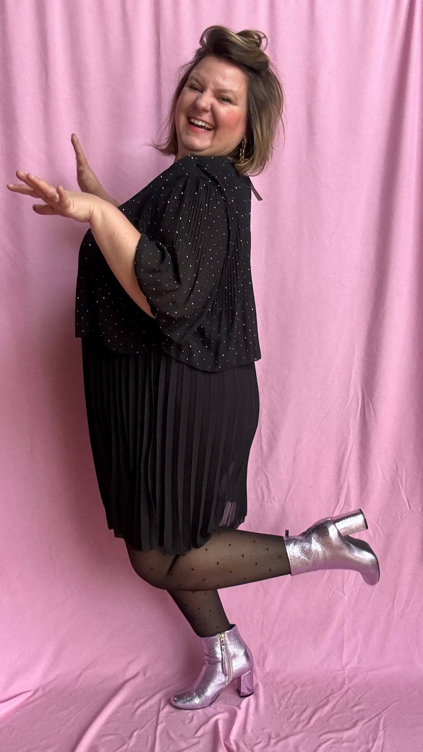 robe noire grande taille élégante, moderne et ultra confortable superposée entre haut strass et jupe plissée