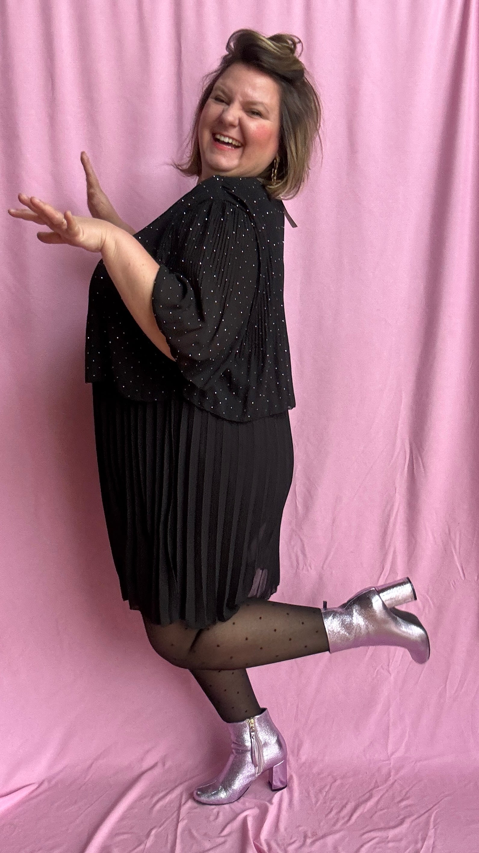 robe noire grande taille élégante, moderne et ultra confortable superposée entre haut strass et jupe plissée