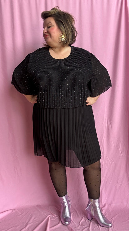 robe noire grande taille élégante, moderne et ultra confortable superposée entre haut strass et jupe plissée