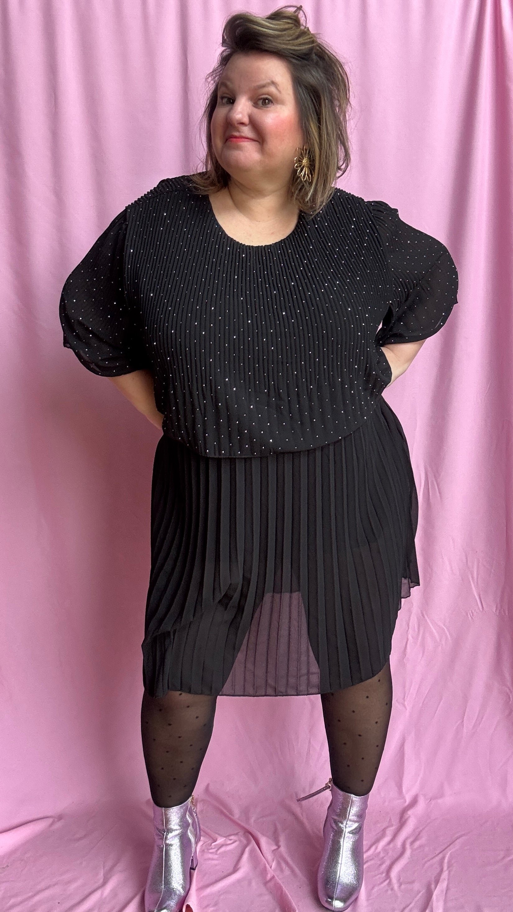 robe noire grande taille élégante, moderne et ultra confortable superposée entre haut strass et jupe plissée
