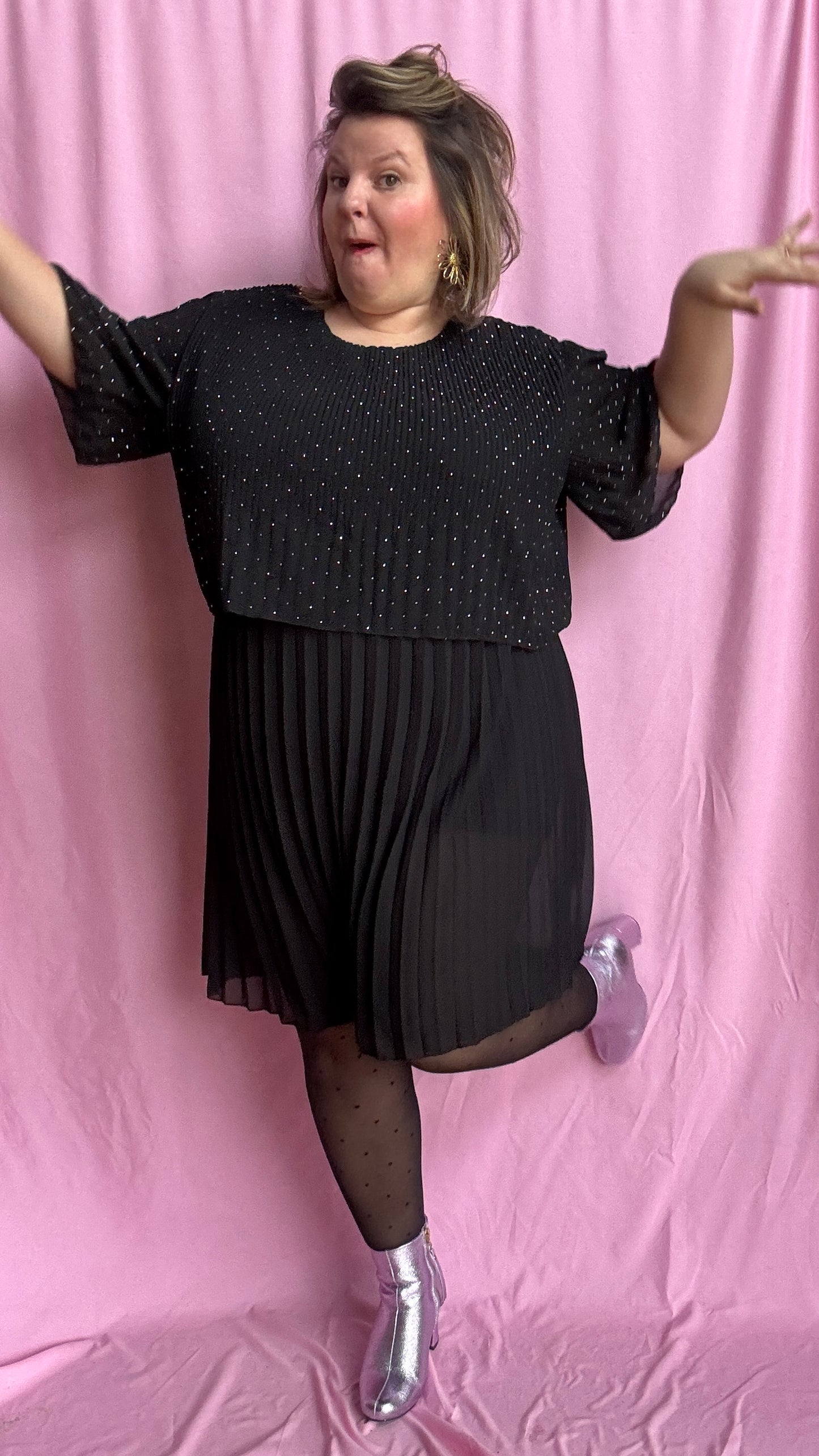 robe noire grande taille élégante, moderne et ultra confortable superposée entre haut strass et jupe plissée