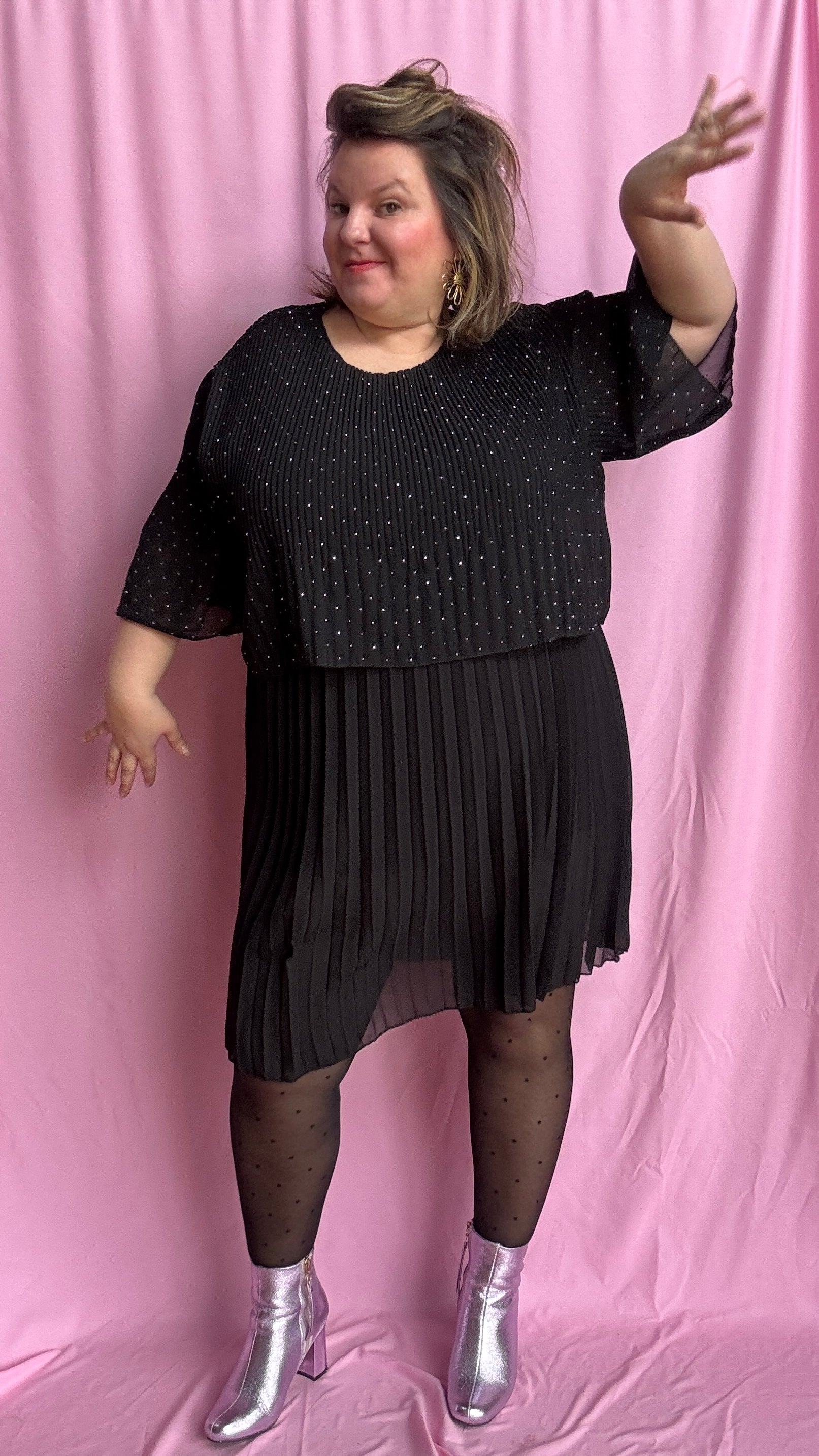 robe noire grande taille élégante, moderne et ultra confortable superposée entre haut strass et jupe plissée