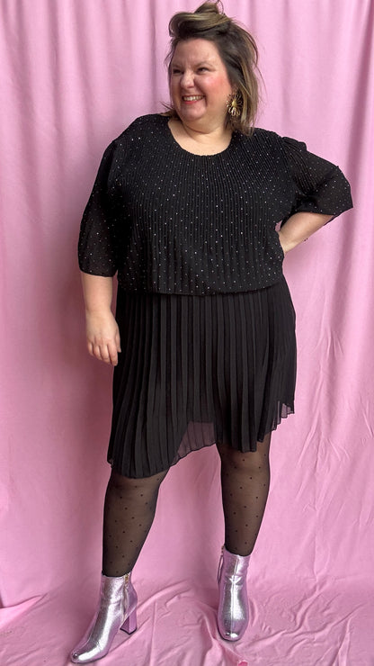 robe noire grande taille élégante, moderne et ultra confortable superposée entre haut strass et jupe plissée