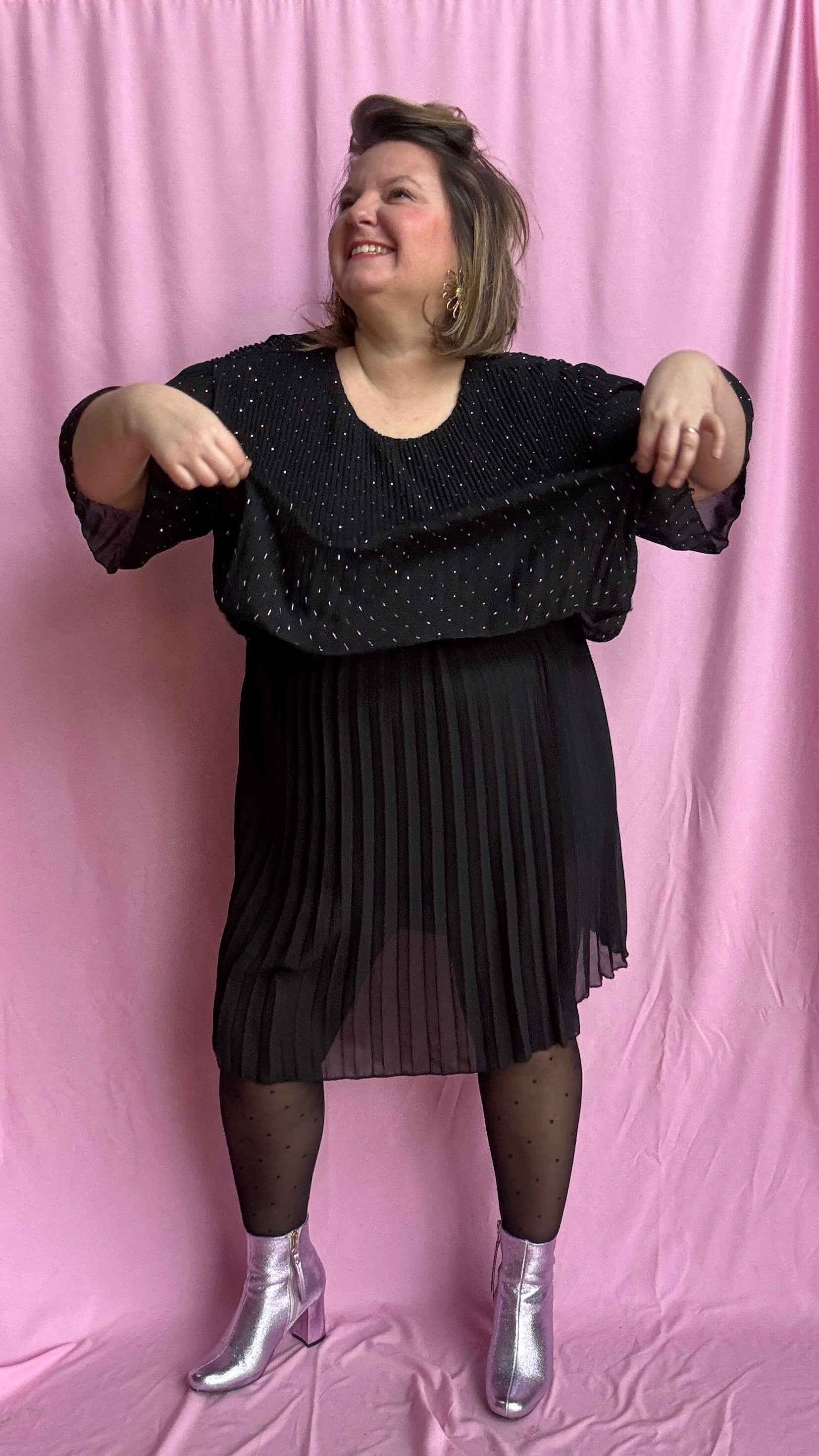 robe noire grande taille élégante, moderne et ultra confortable superposée entre haut strass et jupe plissée