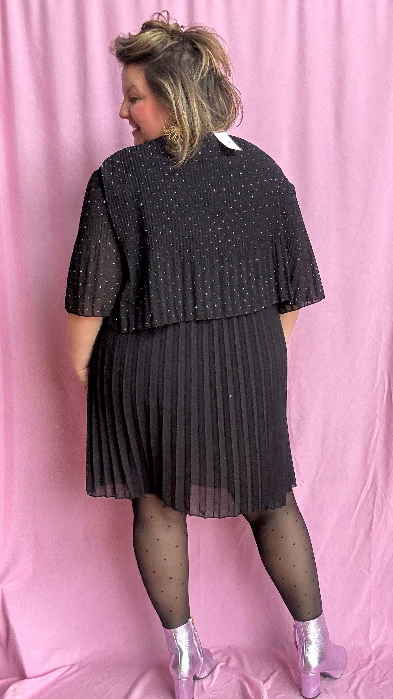 robe noire grande taille élégante, moderne et ultra confortable superposée entre haut strass et jupe plissée