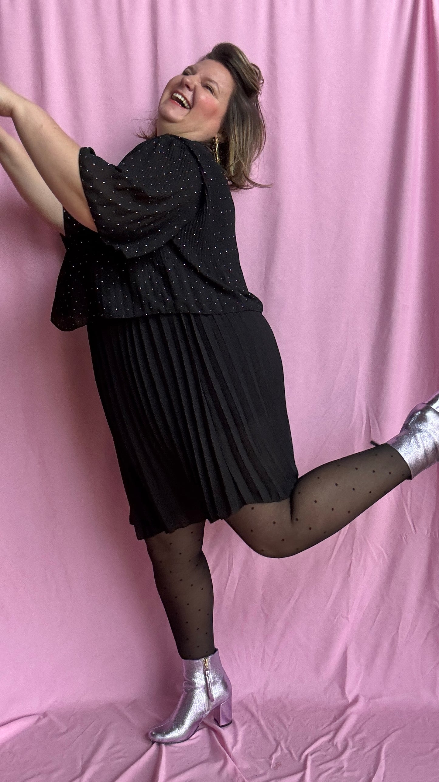 robe noire grande taille élégante, moderne et ultra confortable superposée entre haut strass et jupe plissée