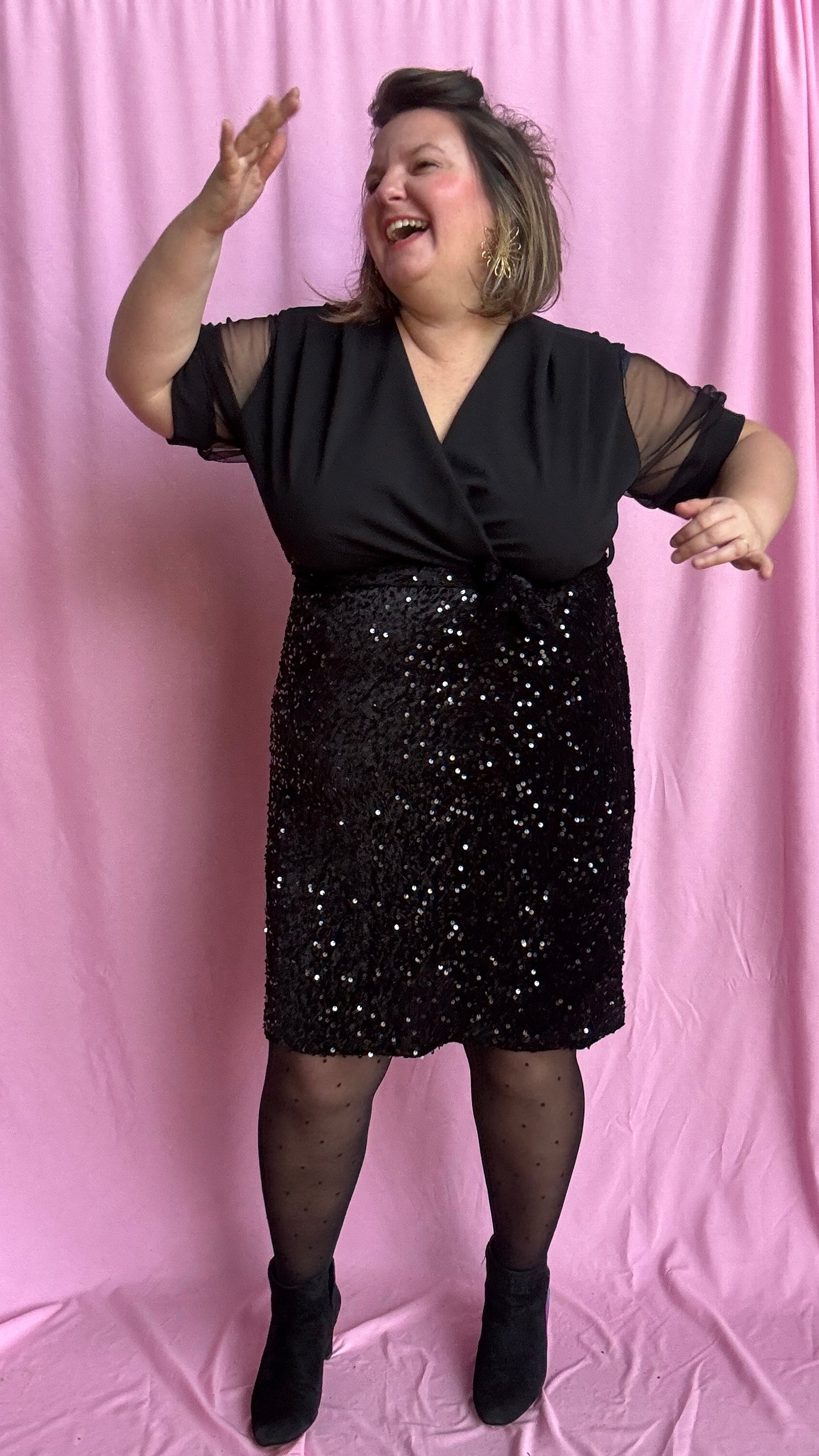 Robe courte grande taille sequin noir haut en transparence pensée pour faire briller ta silhouette