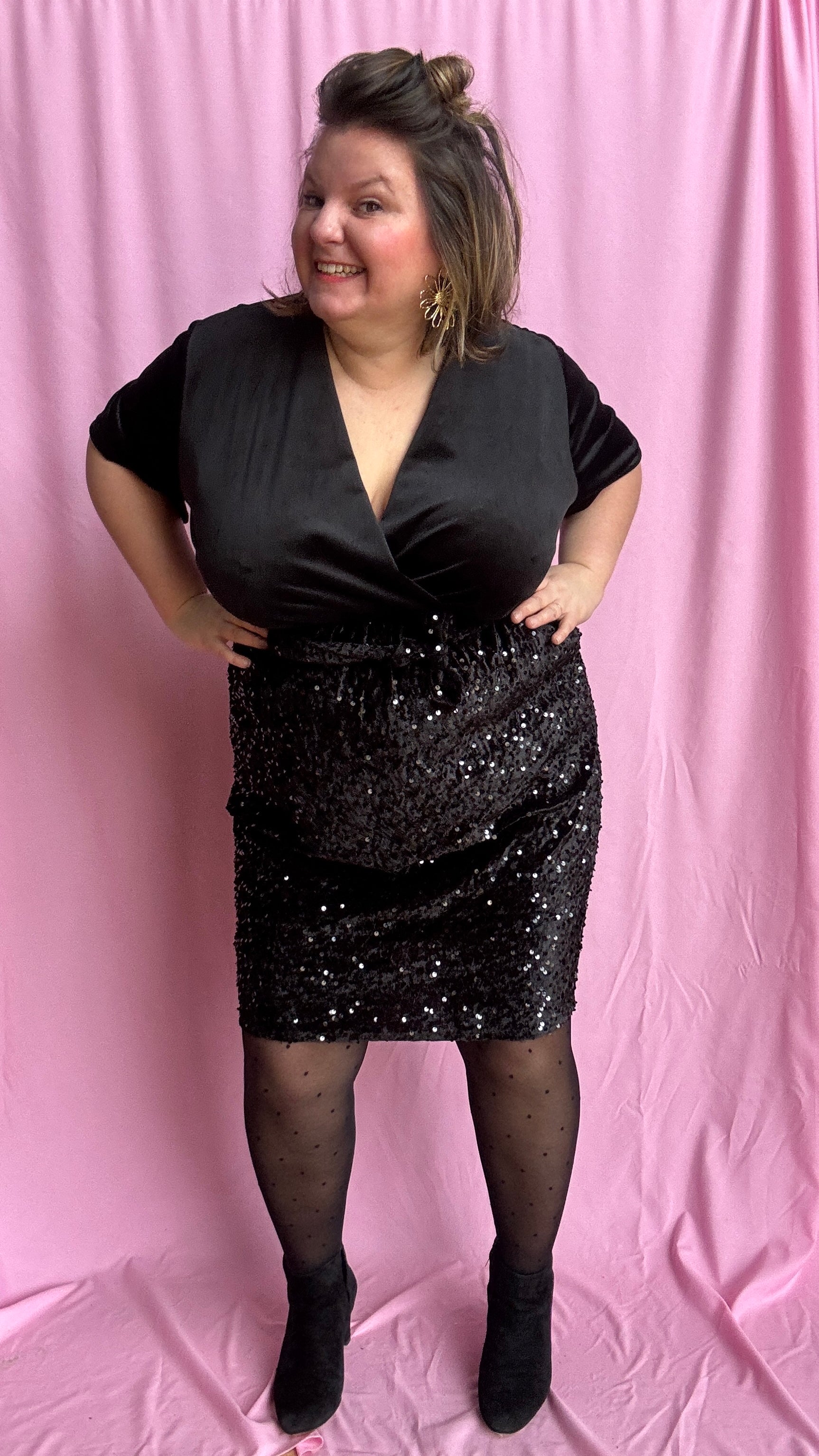 Robe courte grande taille noir velour et sequins noirs qui mixe douceur, éclat et glamour