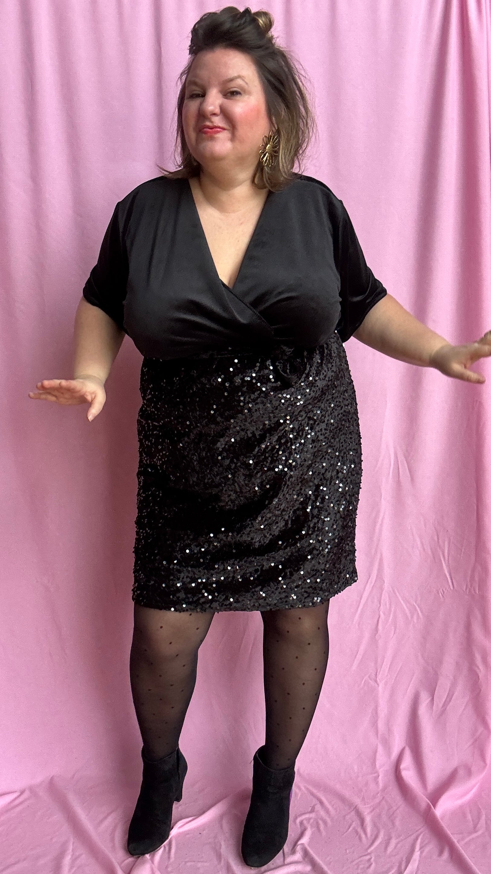 Robe courte grande taille noir velour et sequins noirs qui mixe douceur, éclat et glamour