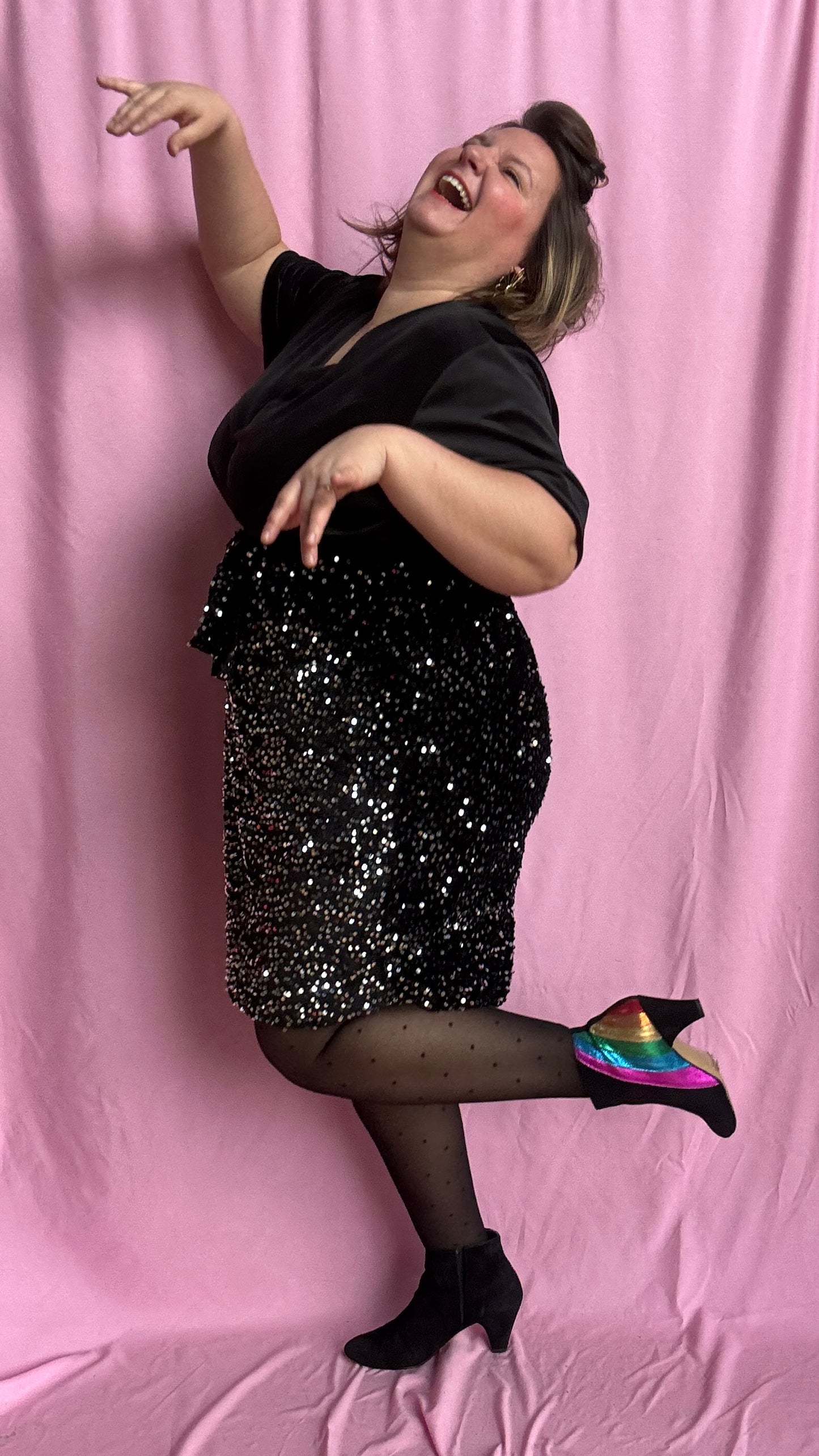 Robe courte grande taille noir velour et sequins argentés  qui mixe douceur, éclat et glamour