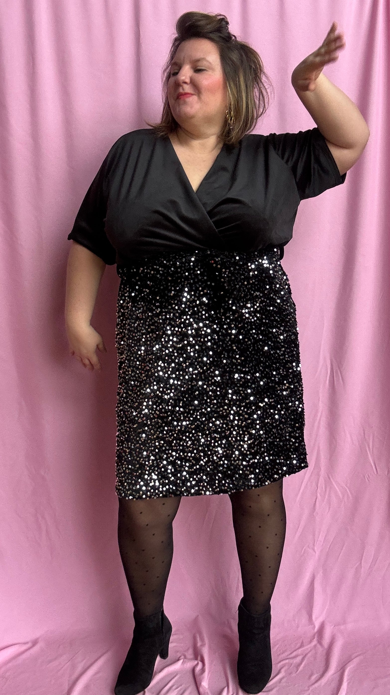 Robe courte grande taille noir velour et sequins argentés  qui mixe douceur, éclat et glamour
