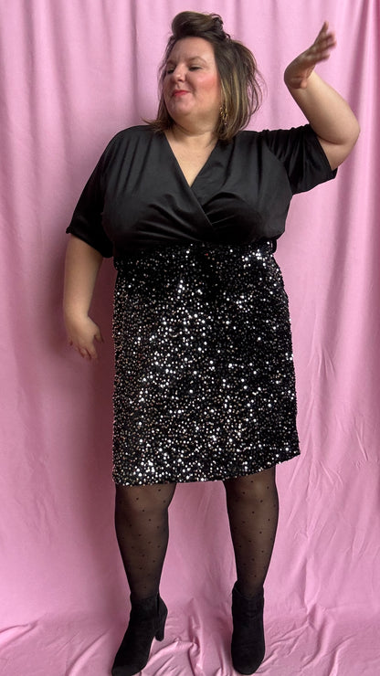 Robe courte grande taille noir velour et sequins argentés  qui mixe douceur, éclat et glamour