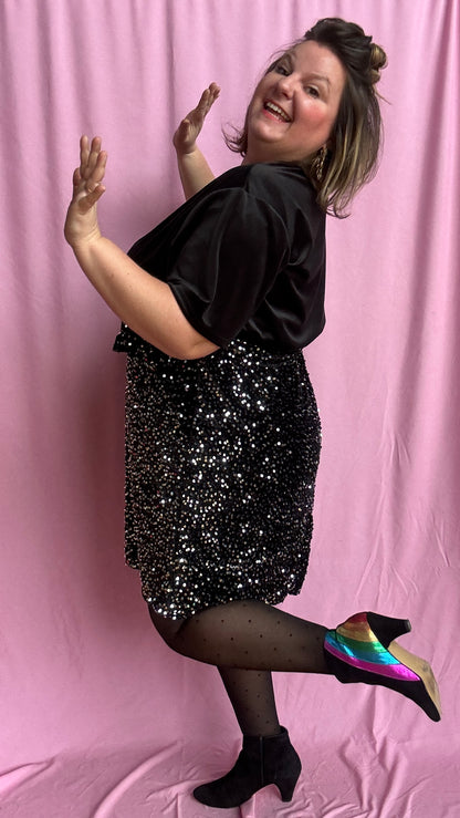 Robe courte grande taille noir velour et sequins argentés  qui mixe douceur, éclat et glamour