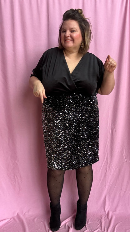 Robe courte grande taille noir velour et sequins argentés  qui mixe douceur, éclat et glamour