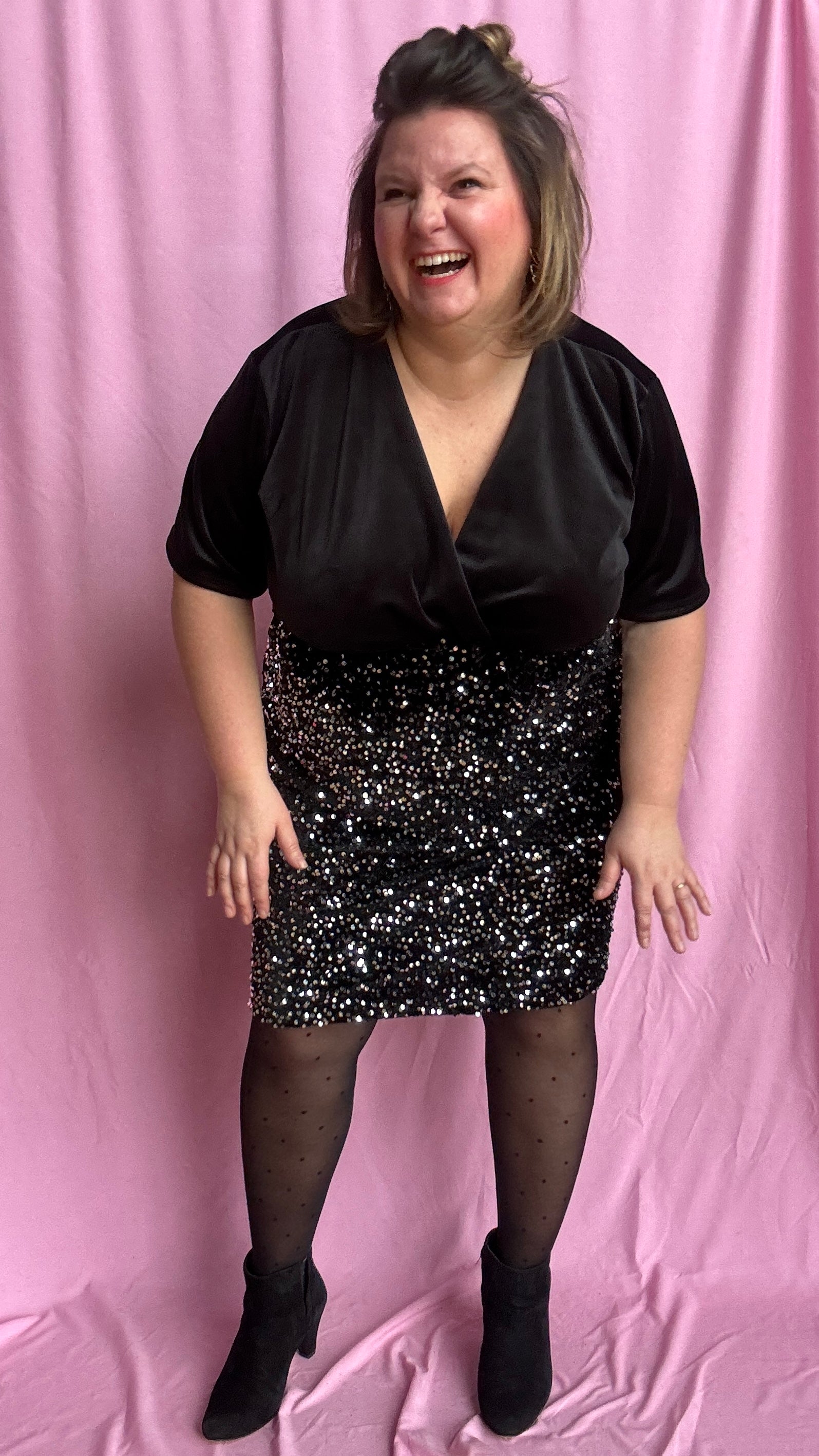 Robe courte grande taille noir velour et sequins argentés  qui mixe douceur, éclat et glamour