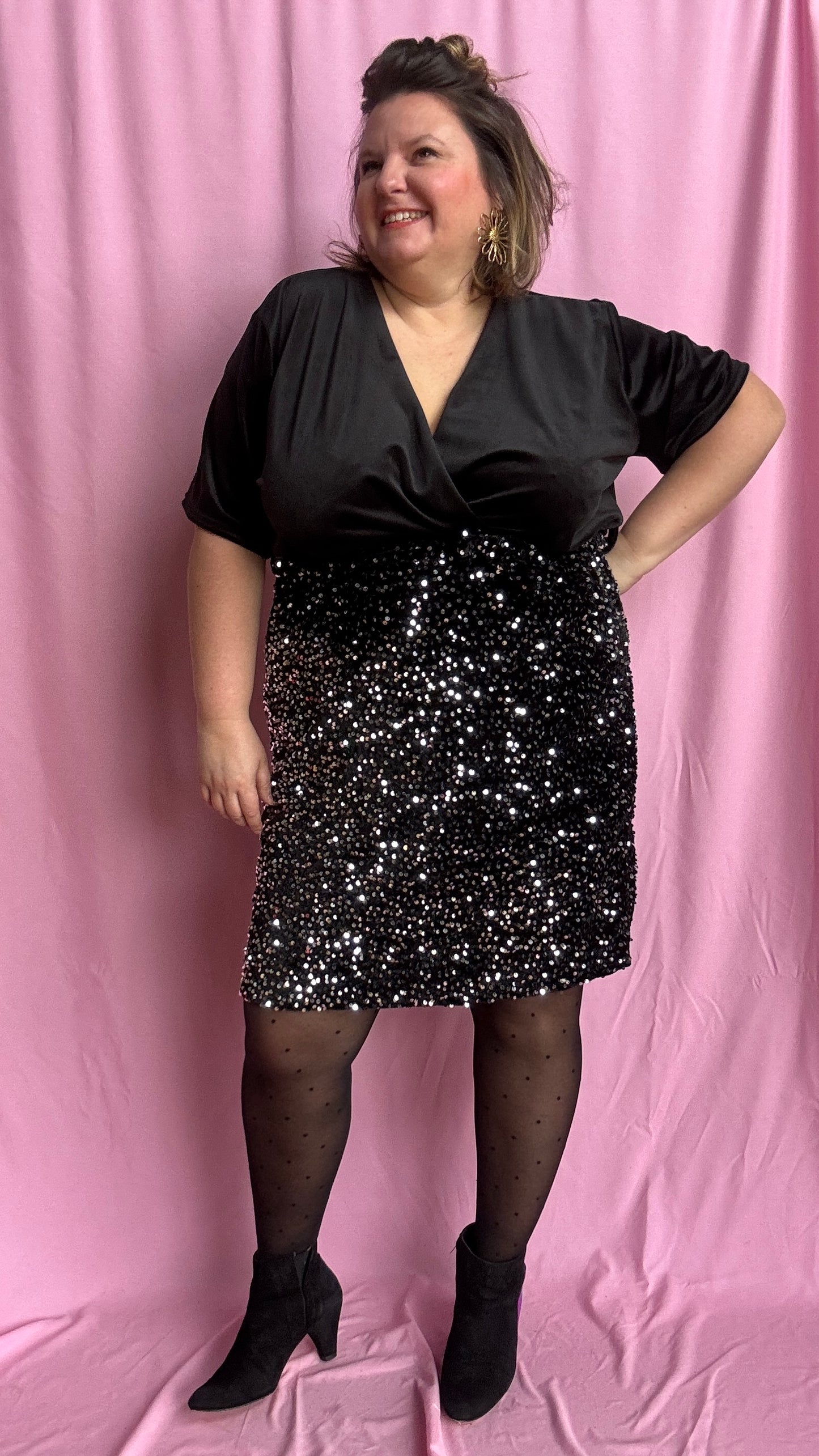 Robe courte grande taille noir velour et sequins argentés  qui mixe douceur, éclat et glamour